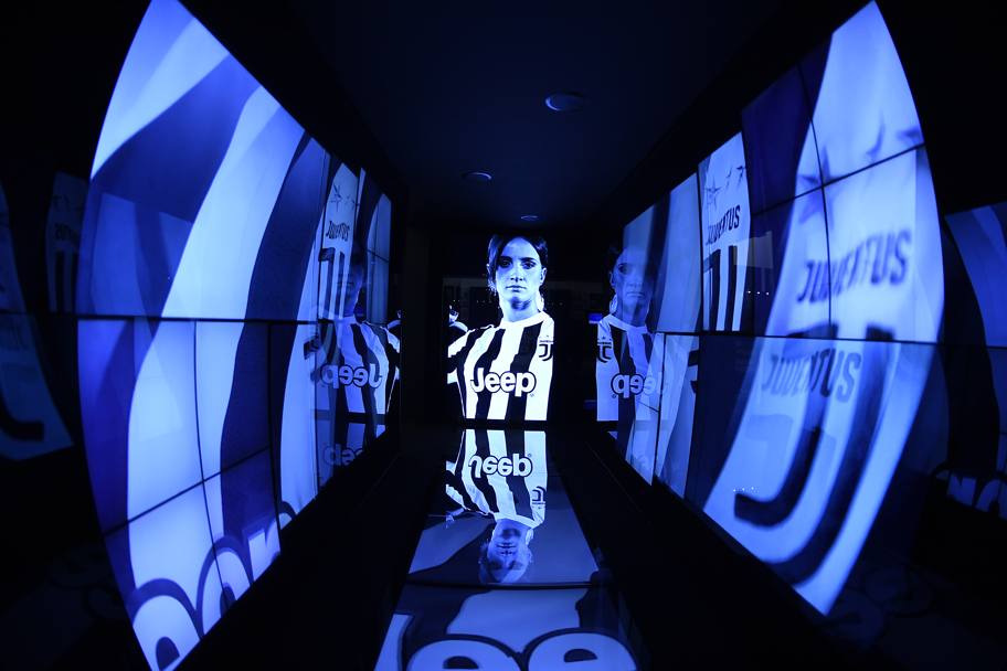 Le immagini proiettate sui video durante la cerimonia di apertura della mostra (Getty Images)